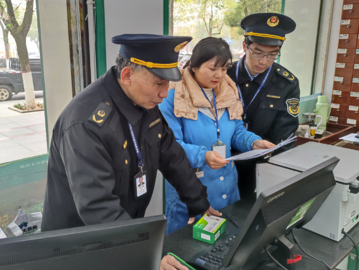 圖為1月17日，該局執(zhí)法人員在一家藥店檢查網(wǎng)絡(luò)藥品銷售行為是否規(guī)范。