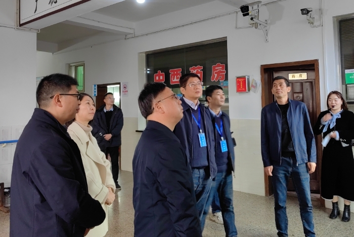 圖為覃永忠（中）在仁義衛(wèi)生院考察。
