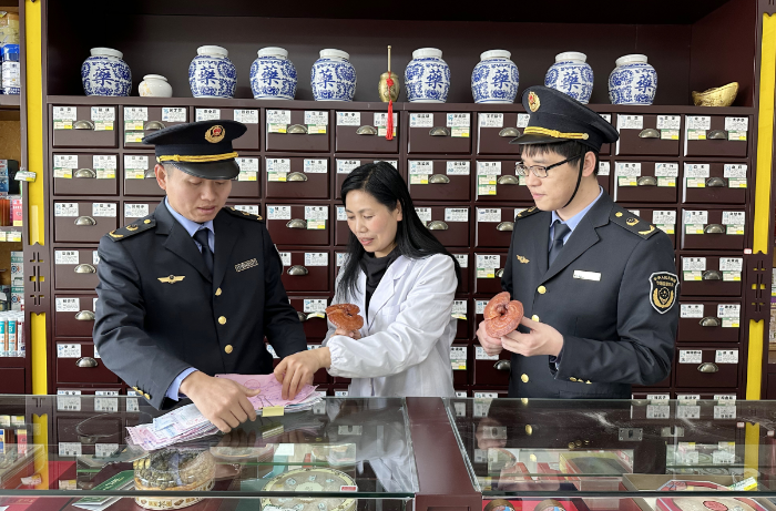 圖為該局監(jiān)管人員在一家藥品零售企業(yè)檢查滋補(bǔ)類中藥飲片進(jìn)貨臺帳及儲存情況。