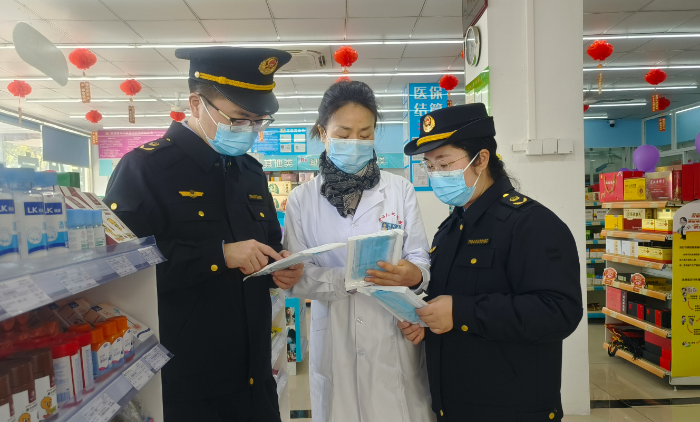 圖為該局執(zhí)法人員在一家藥店對(duì)醫(yī)療器械用品開(kāi)展檢查。