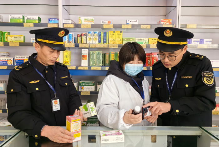 圖為該局執(zhí)法人員在一家藥店內(nèi)檢查。