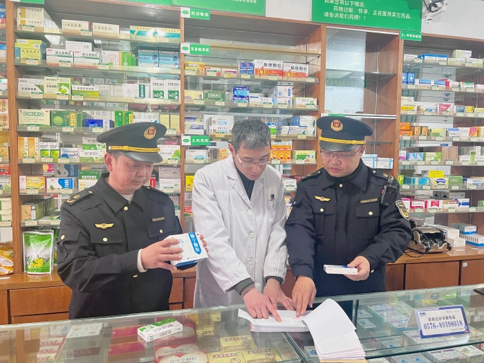 圖為該局執(zhí)法人員在一家農(nóng)村藥店核查藥品購(gòu)進(jìn)票據(jù)和庫存等情況。