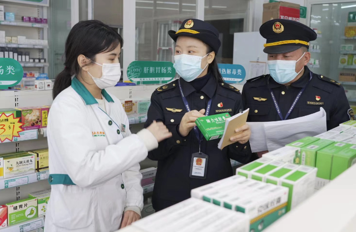 圖為1月28日，該局監(jiān)管人員在一家藥店檢查處方藥銷售臺賬。