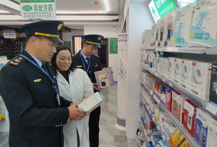 圖為1月29日，該局執(zhí)法人員在一家醫(yī)療器械經(jīng)營企業(yè)檢查電子血壓計(jì)質(zhì)量。