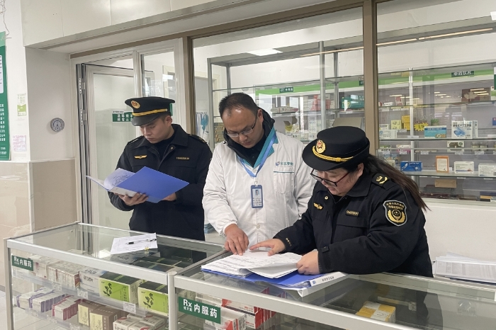 圖為該局執(zhí)法人員在一家藥店進行相關檢查。