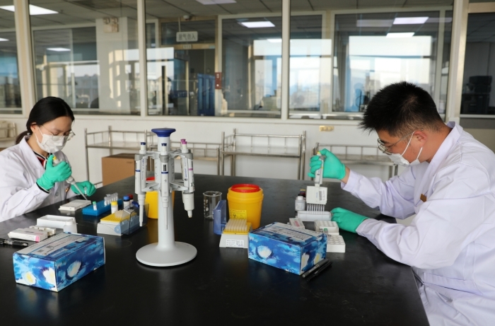 圖為檢驗人員對企業(yè)送檢藥品應(yīng)急檢驗。