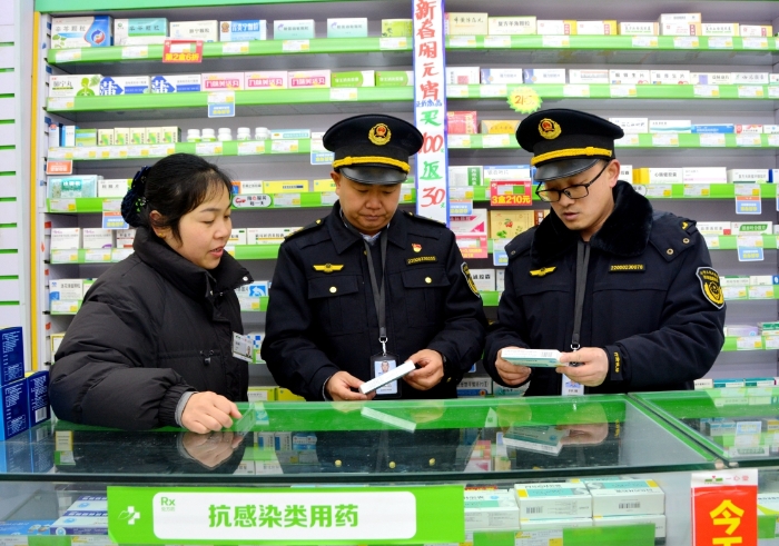 圖為執(zhí)法人員在一家藥店檢查。