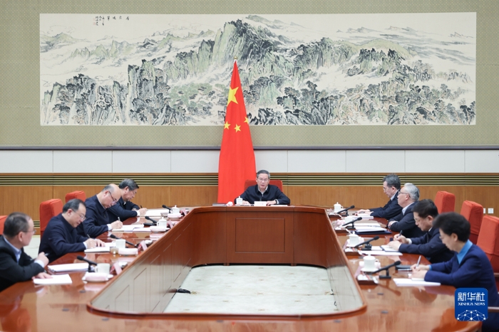 2月26日下午，國務(wù)院以“建立健全公平競爭制度，加快完善全國統(tǒng)一大市場基礎(chǔ)制度規(guī)則”為主題，進(jìn)行第六次專題學(xué)習(xí)。國務(wù)院總理李強主持學(xué)習(xí)。新華社記者 劉彬 攝