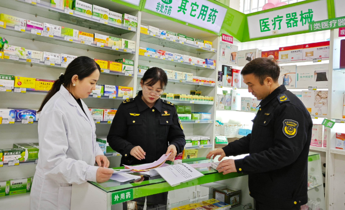 圖為該局執(zhí)法人員在一家藥店檢查網(wǎng)絡(luò)藥品銷售相關(guān)備案資料。