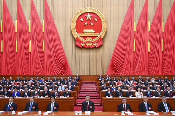 3月5日，第十四屆全國(guó)人民代表大會(huì)第二次會(huì)議在北京人民大會(huì)堂開幕。黨和國(guó)家領(lǐng)導(dǎo)人習(xí)近平、李強(qiáng)、王滬寧、蔡奇、丁薛祥、李希、韓正等出席大會(huì)。新華社記者 李學(xué)仁 攝