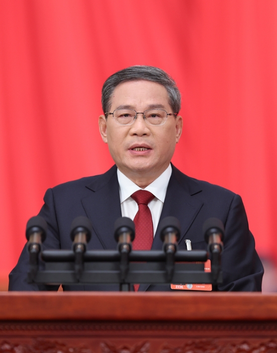 3月5日，第十四屆全國(guó)人民代表大會(huì)第二次會(huì)議在北京人民大會(huì)堂開幕。國(guó)務(wù)院總理李強(qiáng)作政府工作報(bào)告。?新華社記者 姚大偉 攝