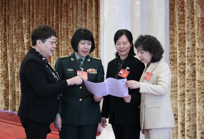 圖為全國政協(xié)醫(yī)衛(wèi)界別部分委員在小組會(huì)議結(jié)束后，繼續(xù)討論政府工作報(bào)告內(nèi)容。