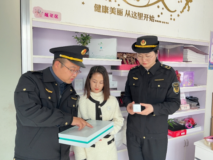 圖為該局執(zhí)法人員在一家化妝品專賣店檢查化妝品外包裝標(biāo)簽是否符合規(guī)定。