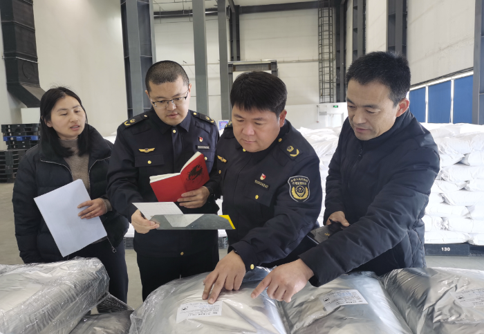 圖為該局執(zhí)法人員在一家藥品生產企業(yè)檢查藥品原料質量。