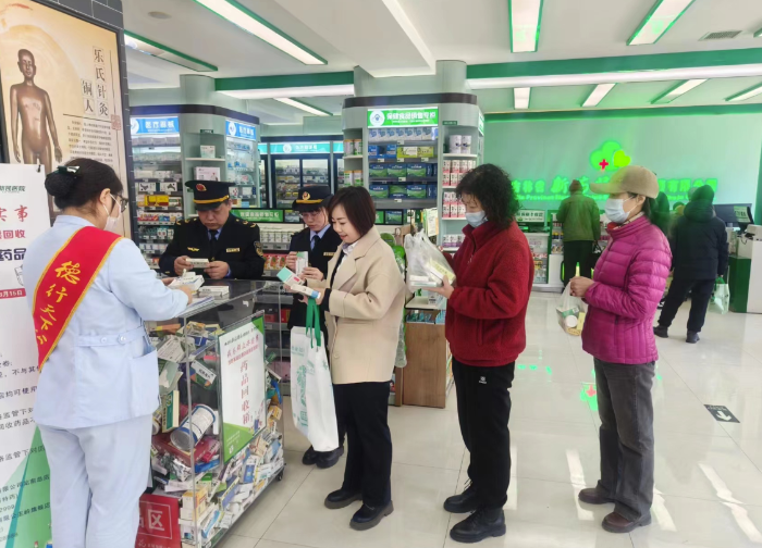 圖為當?shù)厥忻褊x躍參與過期藥品回收活動現(xiàn)場。