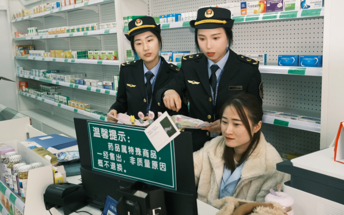 圖為3月15日，該局執(zhí)法人員在一家藥店對網(wǎng)絡銷售藥品情況進行檢查。