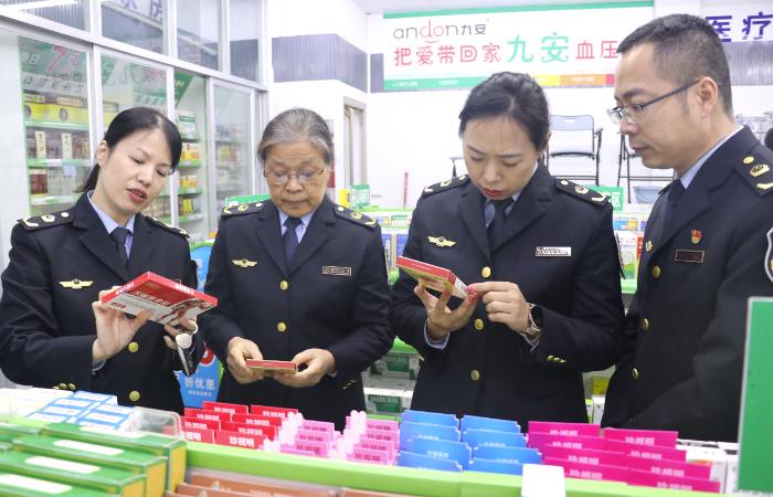 圖為該局執(zhí)法人員深入轄區(qū)藥店進行抽查。