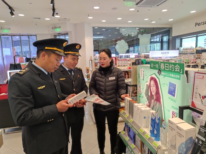 圖為3月19日，該局執(zhí)法人員在化妝品專(zhuān)賣(mài)店檢查。