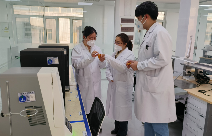 圖為第三分局執(zhí)法人員對(duì)定制式義齒類(lèi)醫(yī)療器械生產(chǎn)企業(yè)的模型打印設(shè)備進(jìn)行檢查。