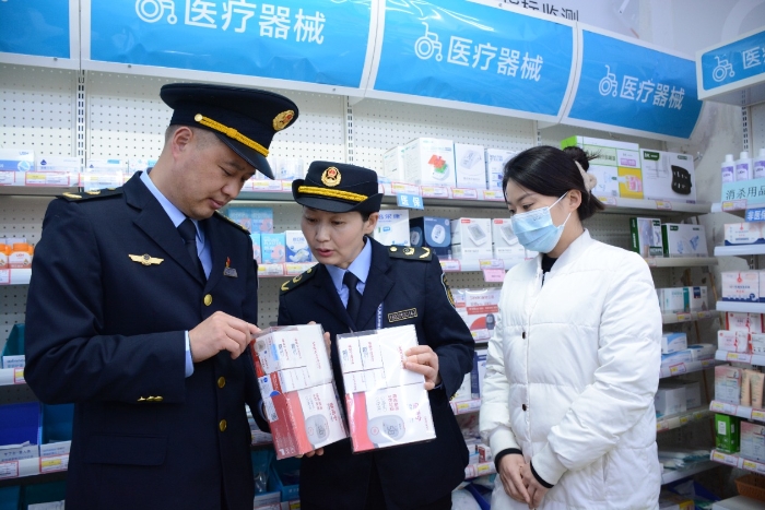 圖為該局執(zhí)法人員在一家醫(yī)療器械經(jīng)營企業(yè)檢查血糖儀質(zhì)量情況。