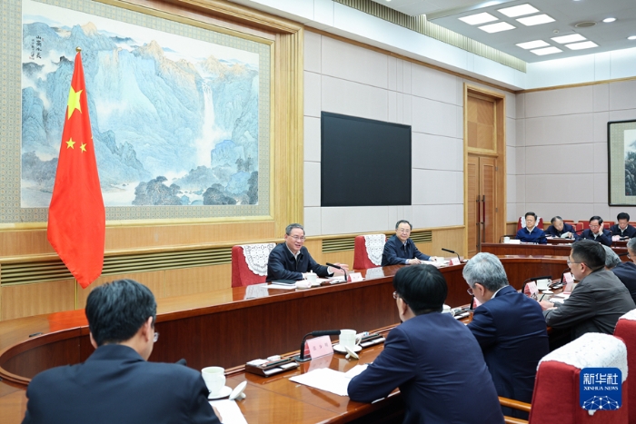 4月8日下午，中共中央政治局常委、國務(wù)院總理李強在北京主持召開經(jīng)濟形勢專家和企業(yè)家座談會，聽取對當(dāng)前經(jīng)濟形勢和下一步經(jīng)濟工作的意見建議。新華社記者 劉彬 攝