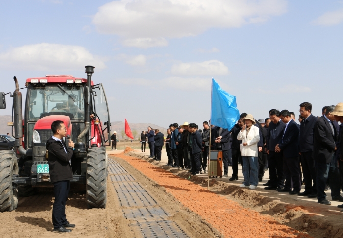 圖為參訓(xùn)人員在首陽鎮(zhèn)中藥材種植基地現(xiàn)場聆聽專家講解中藥材追溯相關(guān)知識