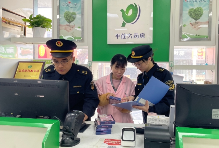 圖為執(zhí)法人員在一家醫(yī)療器械網(wǎng)絡(luò)銷售單位開展檢查。