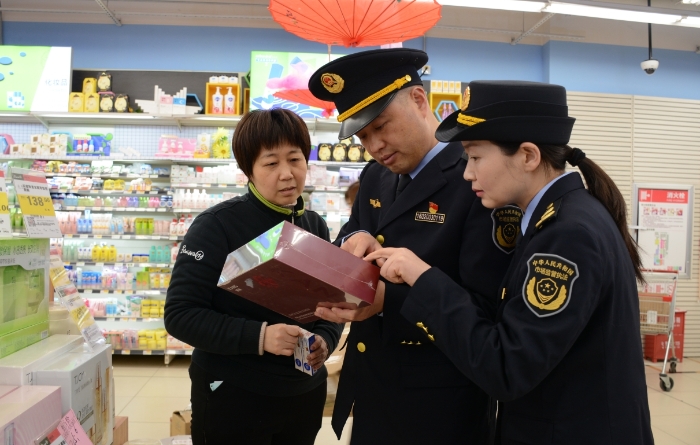 圖為執(zhí)法人員在一家化妝品店進行檢查。