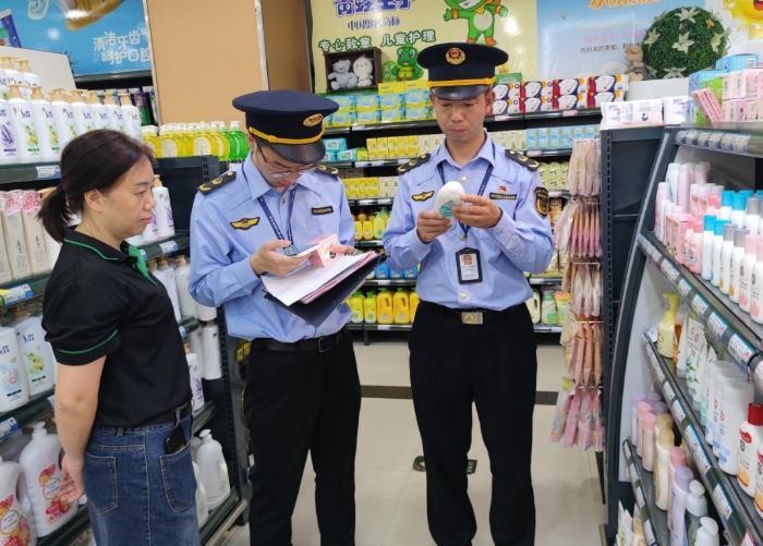 圖為執(zhí)法人員在一家超市檢查兒童化妝品標(biāo)簽標(biāo)識(shí)。