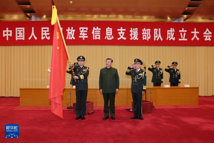 4月19日，中國人民解放軍信息支援部隊(duì)成立大會(huì)在北京八一大樓隆重舉行。中共中央總書記、國家主席、中央軍委主席習(xí)近平向信息支援部隊(duì)授予軍旗并致訓(xùn)詞。這是習(xí)近平將軍旗授予信息支援部隊(duì)司令員畢毅、政治委員李偉。新華社記者 李剛 攝