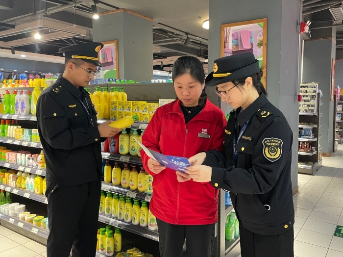圖為執(zhí)法人員對在售的兒童化妝品進行檢查。