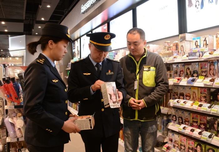 圖為執(zhí)法人員在一家化妝品店檢查染發(fā)類特殊化妝品。