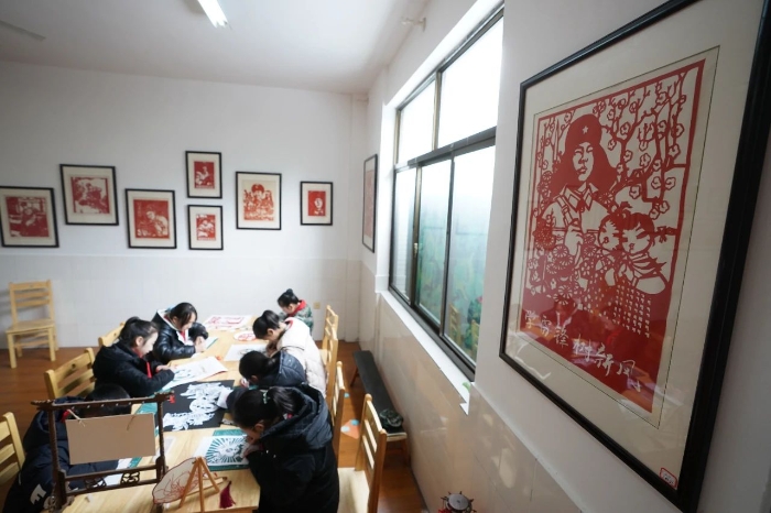 2023年2月24日，江蘇南通金沙小學(xué)的學(xué)生在創(chuàng)作雷鋒主題的剪紙作品。新華社記者 季春鵬 攝