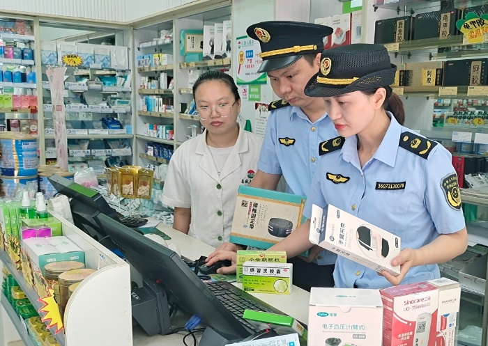 圖為執(zhí)法人員在轄區(qū)內(nèi)藥店檢查藥械化質(zhì)量。