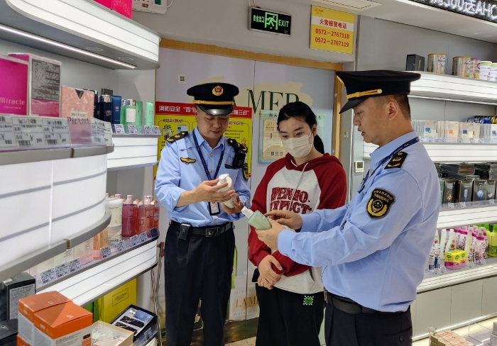 圖為該分局執(zhí)法人員對(duì)一家進(jìn)口化妝品經(jīng)營主體開展現(xiàn)場(chǎng)檢查。