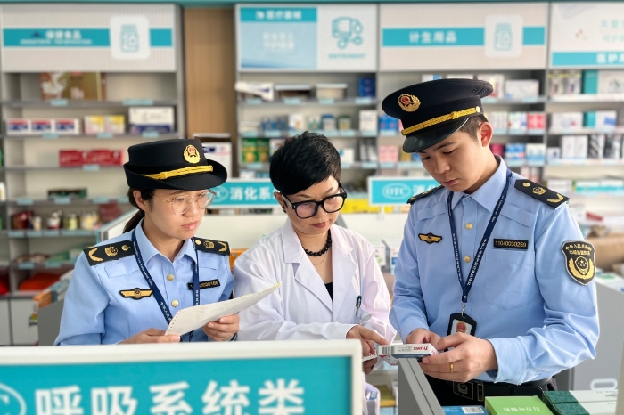 圖為該局執(zhí)法人員正在一家藥店對(duì)其經(jīng)銷的藥品進(jìn)行仔細(xì)核查相關(guān)信息。
