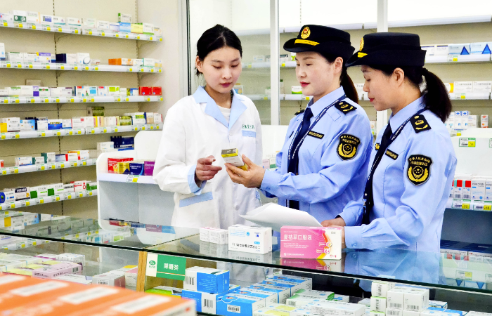 圖為該局執(zhí)法人員在農村一家藥店檢查貨架上的藥品。