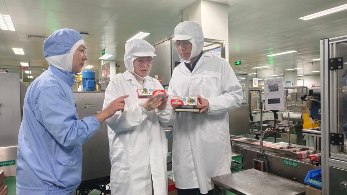 圖為執(zhí)法人員對兒童牙膏生產(chǎn)線進行現(xiàn)場檢查。（張力文 攝）