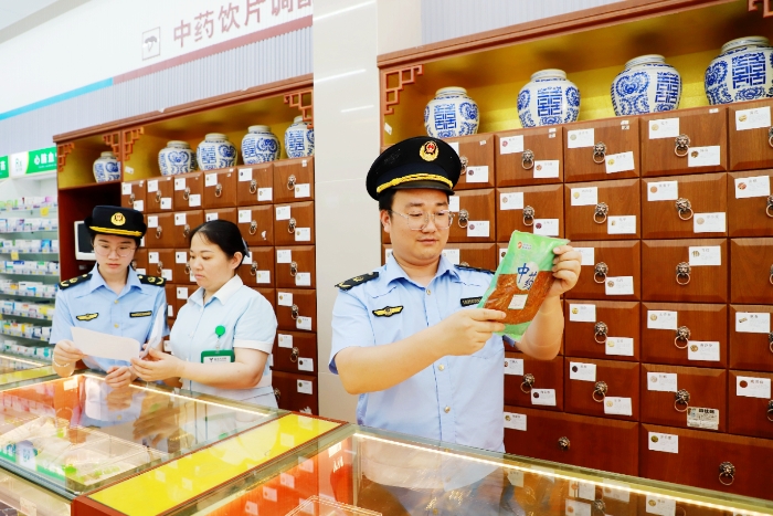 圖為5月29日，該局執(zhí)法人員對(duì)一家零售藥店的中藥飲片進(jìn)行質(zhì)量抽檢。