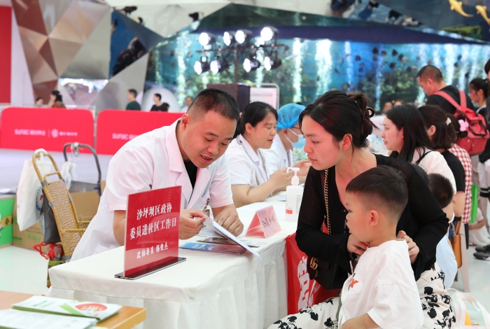 6月1日，重慶市沙坪壩區(qū)土主街道文廣社區(qū)，沙坪壩區(qū)政協(xié)委員楊俊杰（左一）群眾義診。