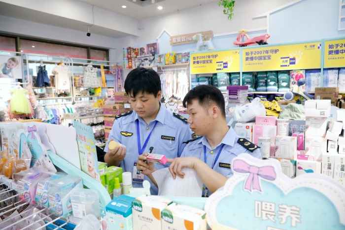 圖為該局執(zhí)法人員在一家母嬰用品店檢查兒童化妝品。（何正君 攝）