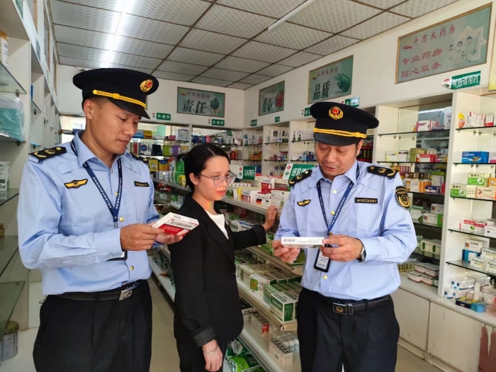 圖為6月5日，該局執(zhí)法人員在一家藥品零售企業(yè)檢查藥品質(zhì)量。（鄢國卿 攝）
