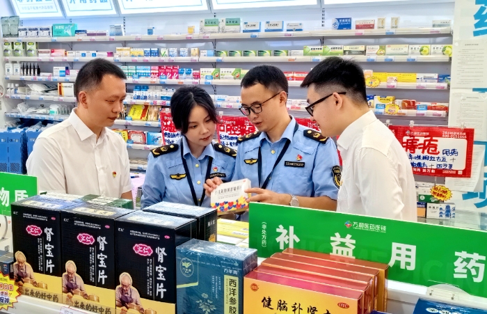 圖為涪陵區(qū)市場監(jiān)管局馬鞍街道執(zhí)法人員在一家藥店檢查藥品有效期。（文光輝 攝）