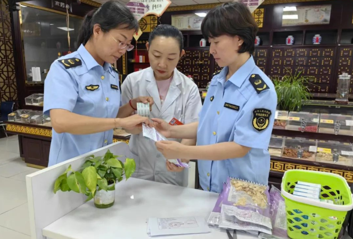 圖為該局執(zhí)法人員在一家藥店開展抽檢。