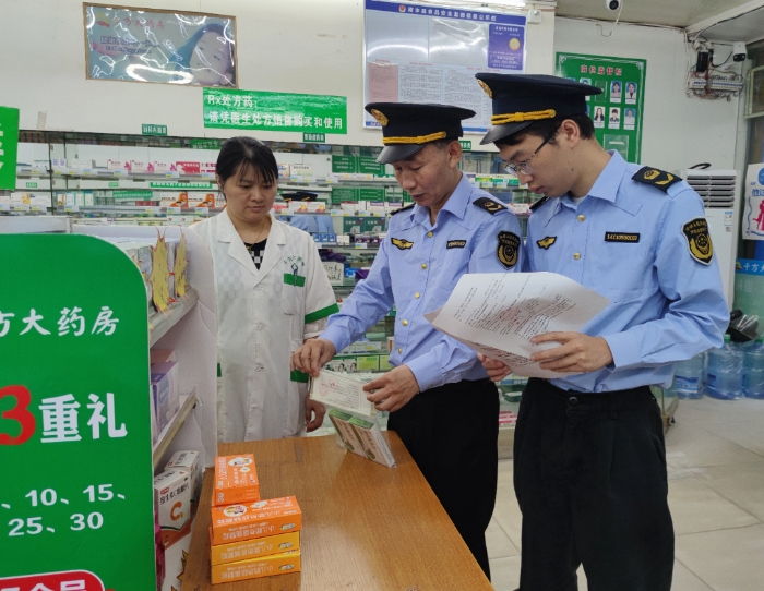 圖為6月13日，該局工作人員在一家藥品零售企業(yè)抽檢藥品。