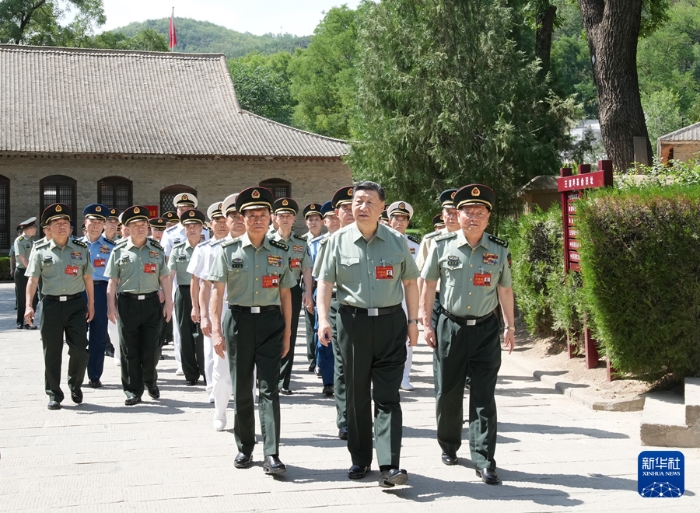6月17日至19日，中央軍委政治工作會議在陜西延安召開。中共中央總書記、國家主席、中央軍委主席習(xí)近平出席會議并發(fā)表重要講話。這是17日下午，習(xí)近平帶領(lǐng)軍委一班人和各部門各單位主要負(fù)責(zé)同志瞻仰王家坪革命舊址。新華社記者 李剛 攝