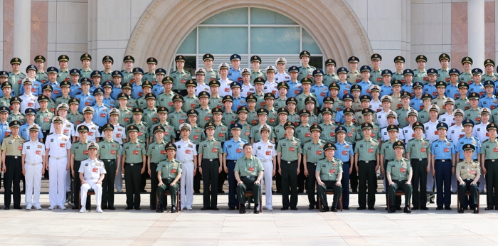 6月17日至19日，中央軍委政治工作會議在陜西延安召開。中共中央總書記、國家主席、中央軍委主席習(xí)近平出席會議并發(fā)表重要講話。這是17日下午，習(xí)近平親切接見會議全體代表。新華社記者 李剛 攝