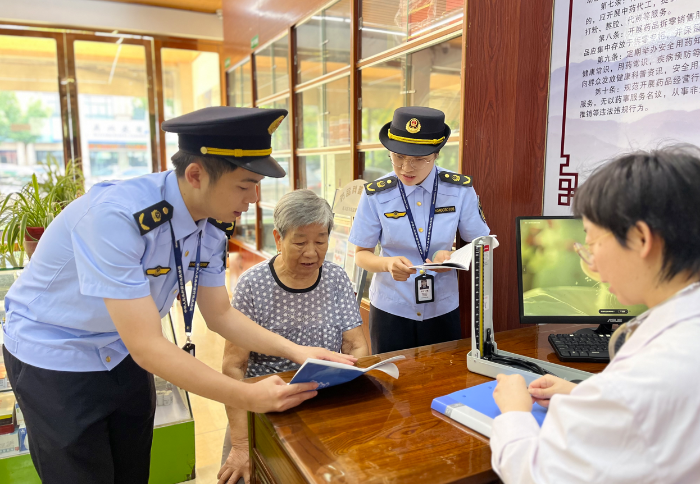 圖為該局工作人員在一家藥店內(nèi)開(kāi)展民生藥事服務(wù)指導(dǎo)工作。