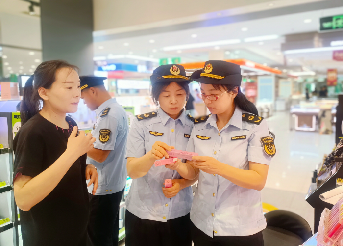 圖為該局執(zhí)法人員對(duì)被抽樣單位實(shí)施監(jiān)督檢查。