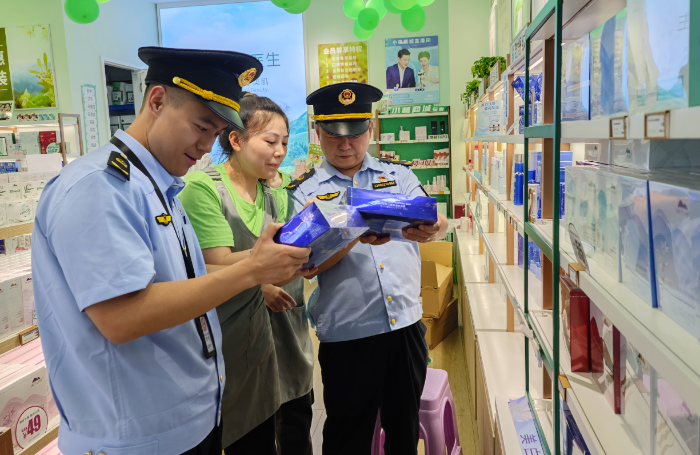 圖為6月21日，該局執(zhí)法人員在一家專(zhuān)賣(mài)店檢查化妝品。